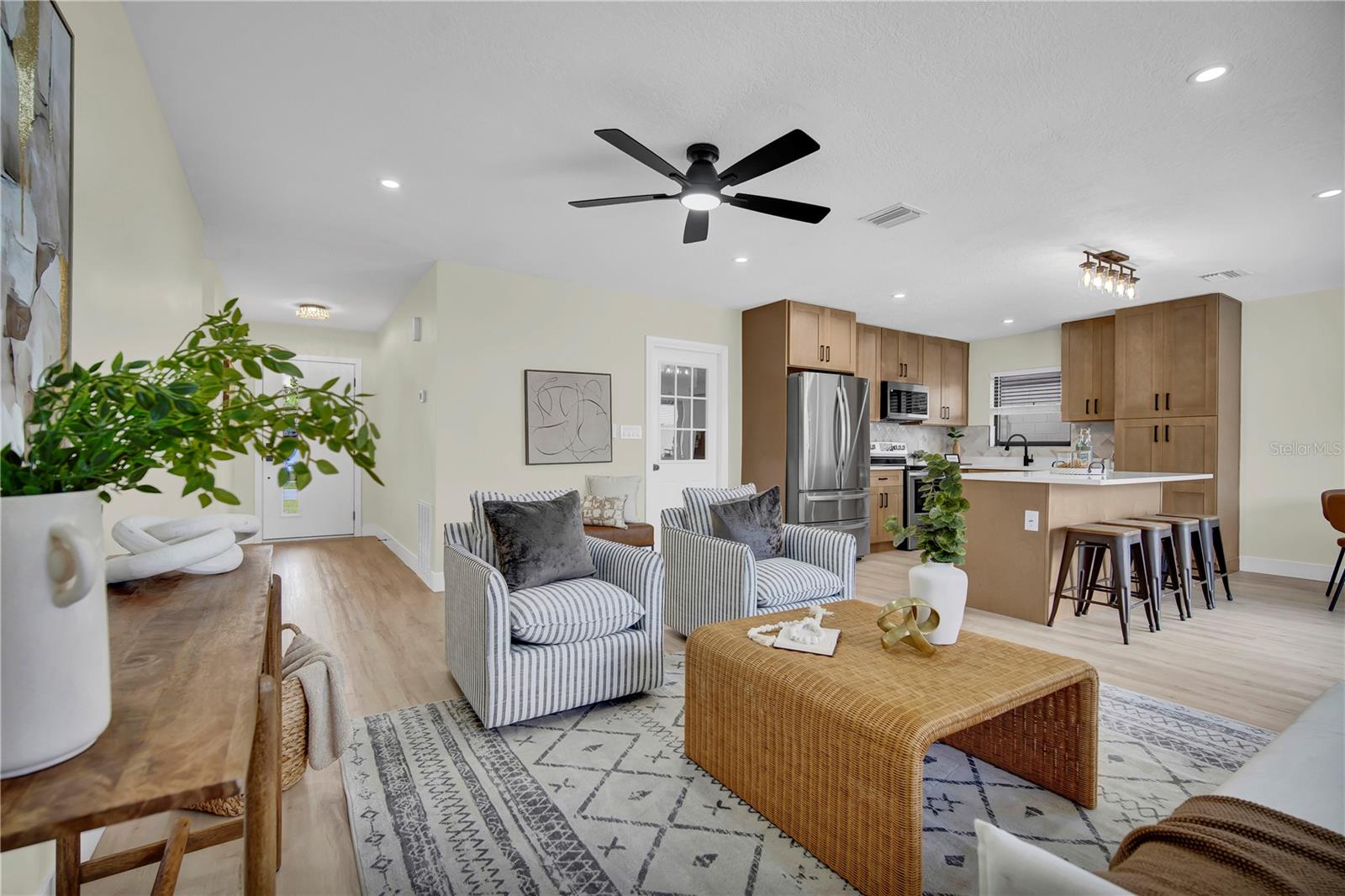 Open functional living area. Open functional living area.