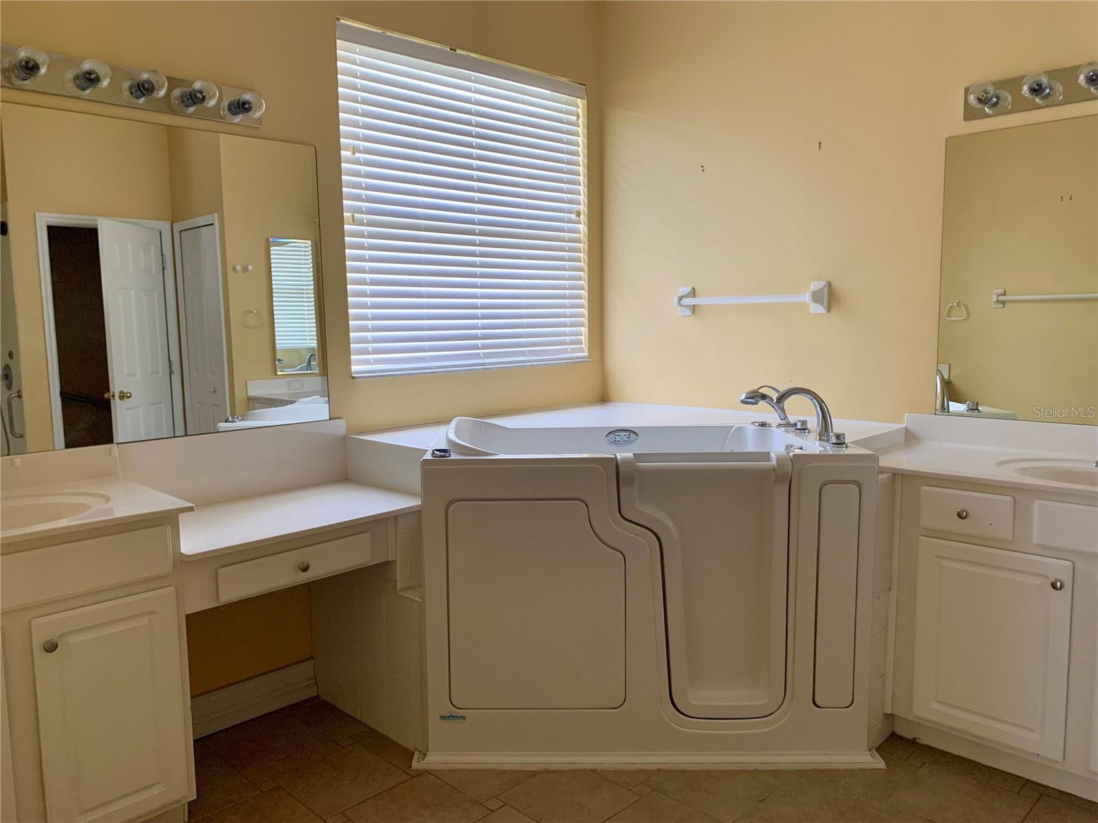 MASTER BATHSEPARATE VANITIES