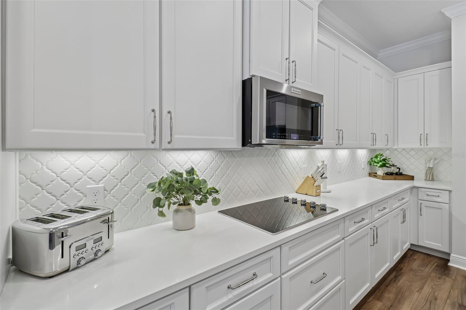 Lovely backsplash & plenty of counter & cabinet space