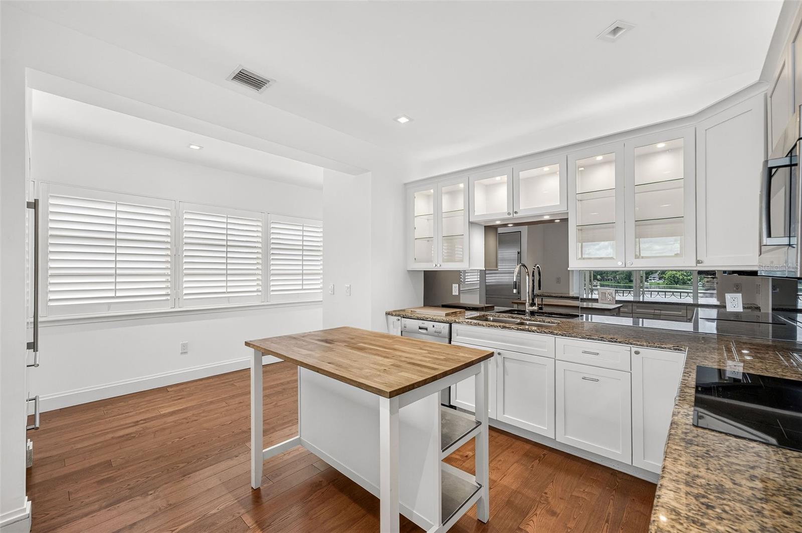 Open Plan w/ Natural Sunlight flooding Kitchen