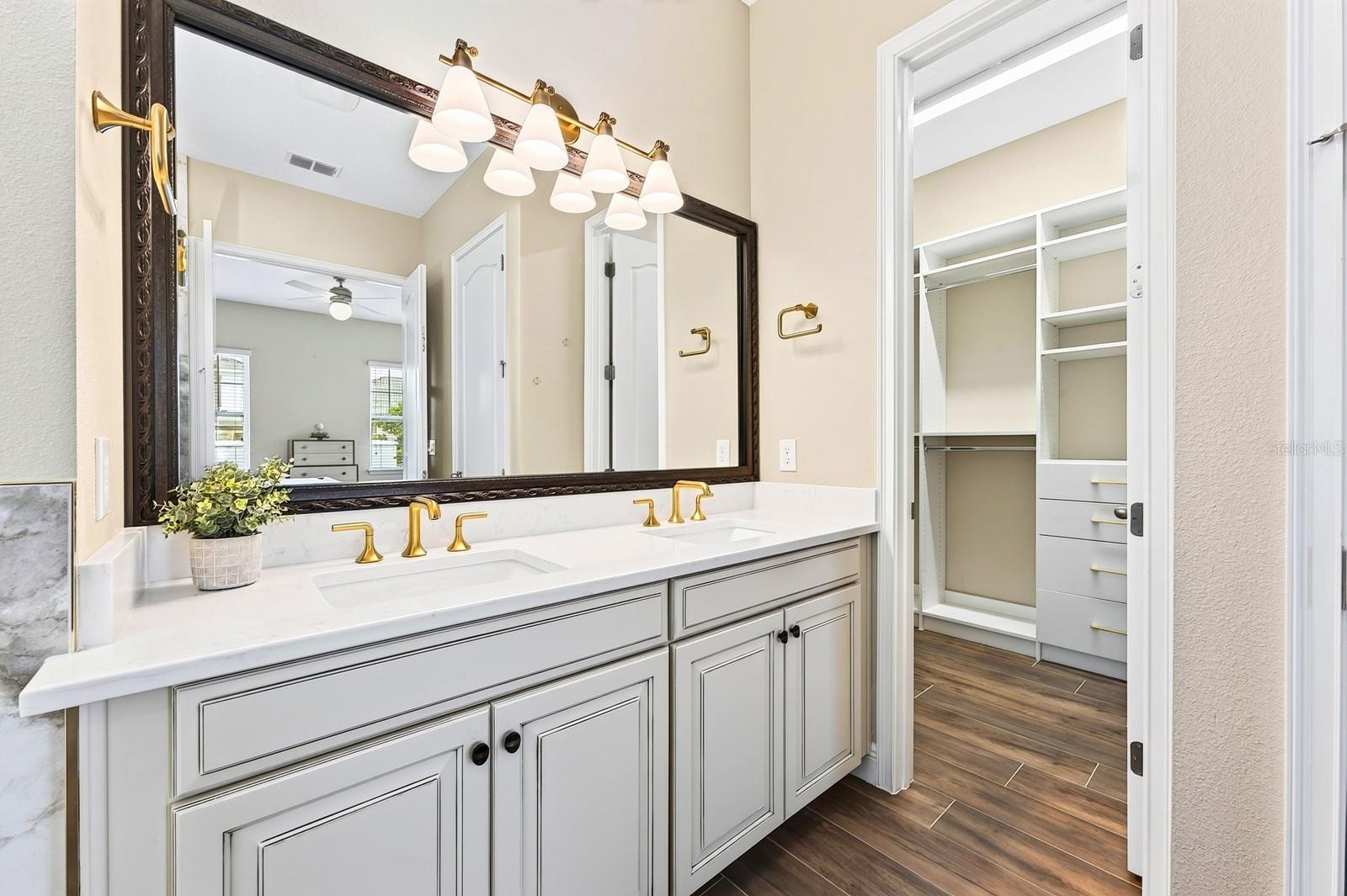 Primary en-suite bath.