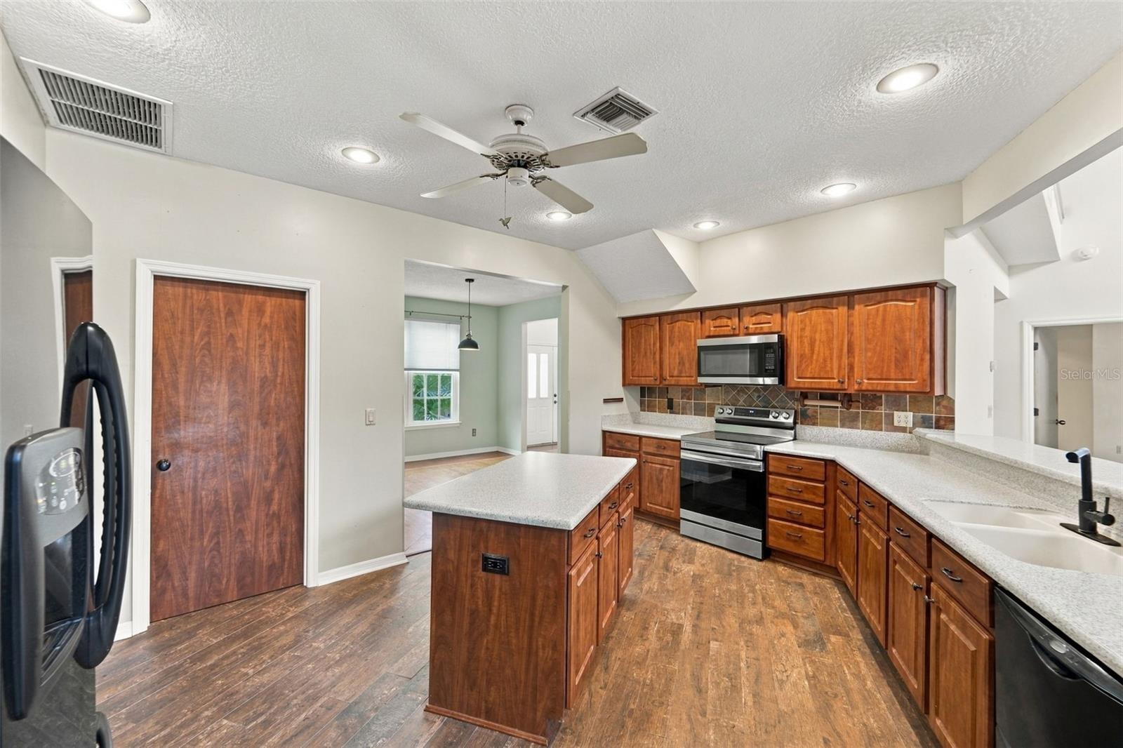 400 PINE TREE ROAD, Lake Mary, FL 32746