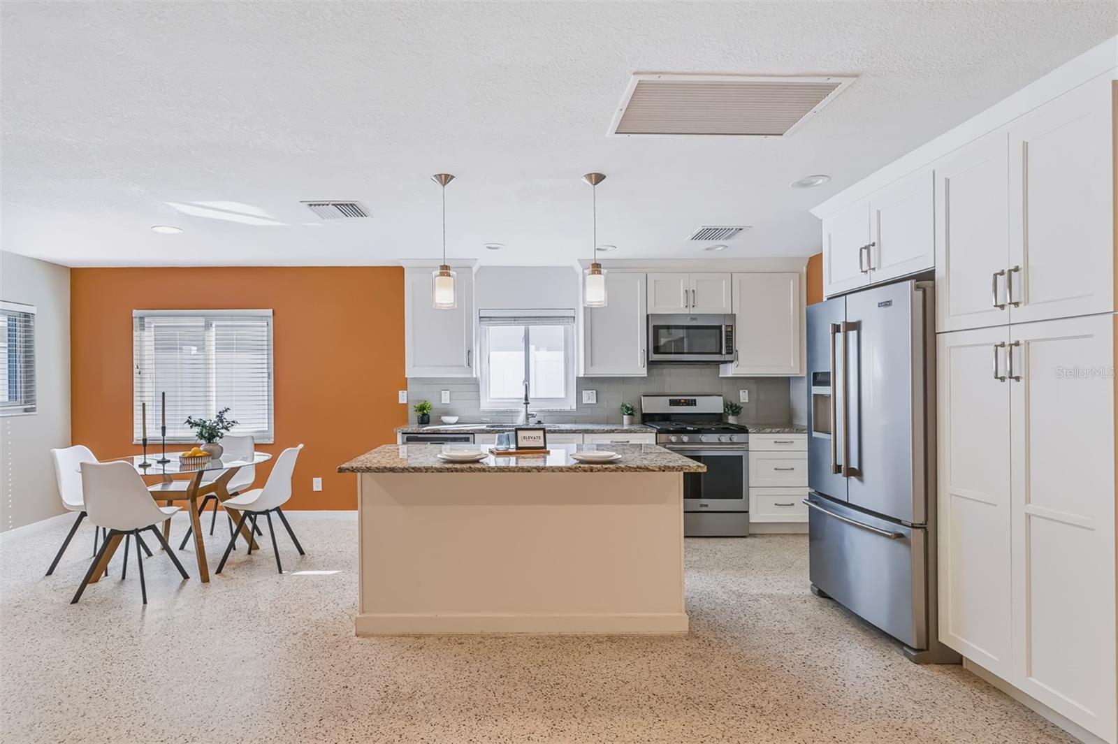 Kitchen & Eat-In Area