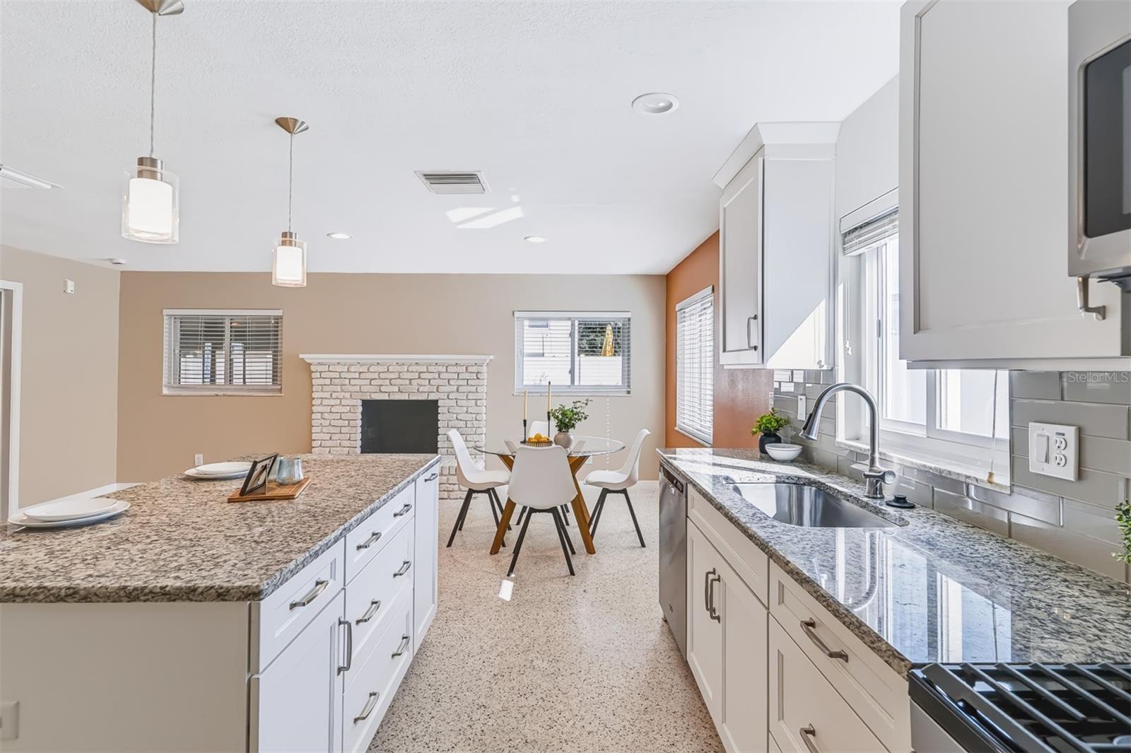 Kitchen & Eat-In Area