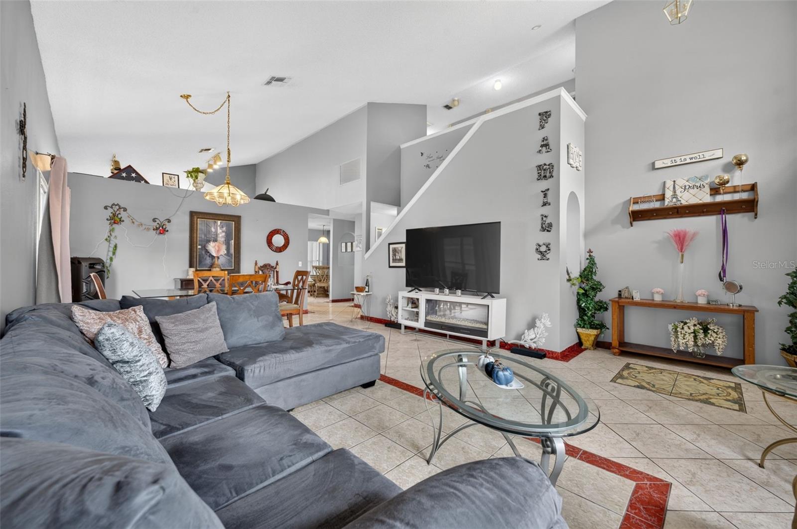 Living room-volume ceilings