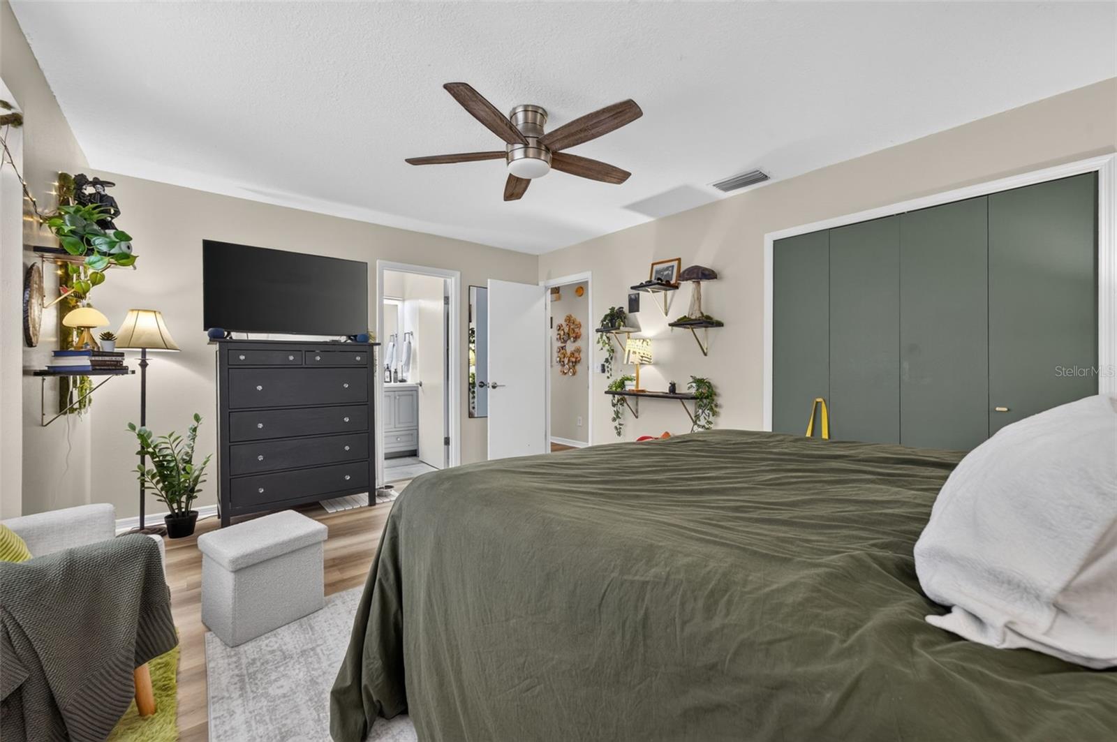 Upstairs primary bedroom