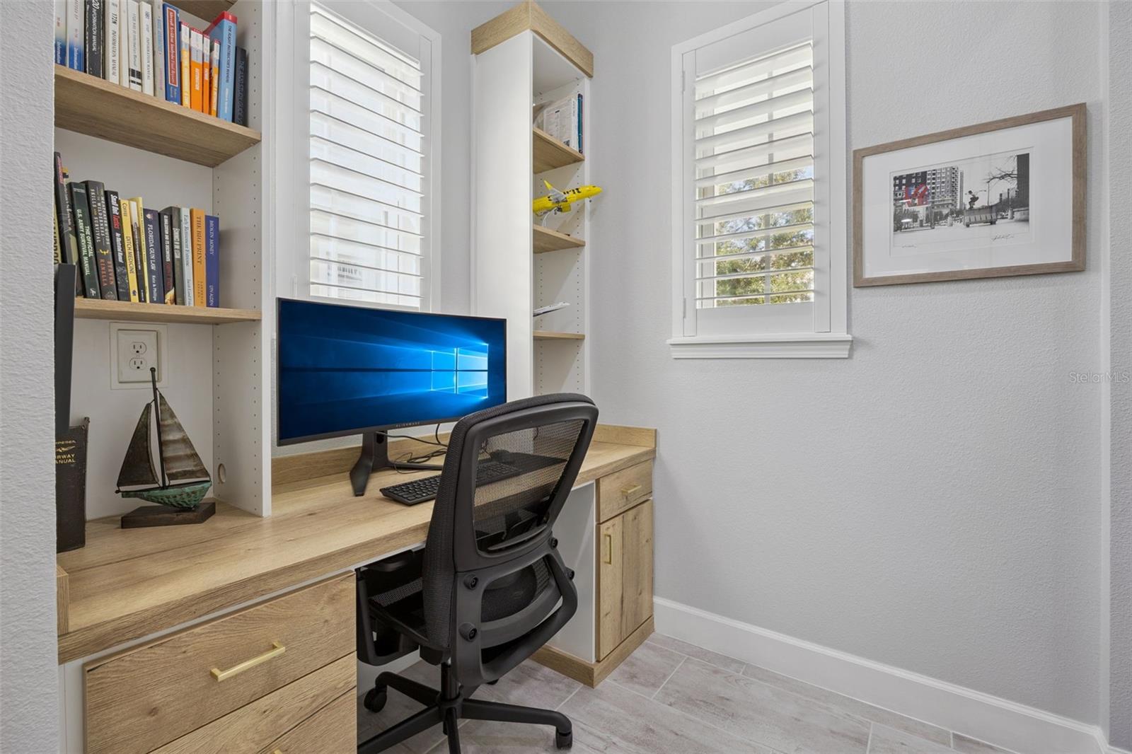 Built-In Desk Near Kitchen