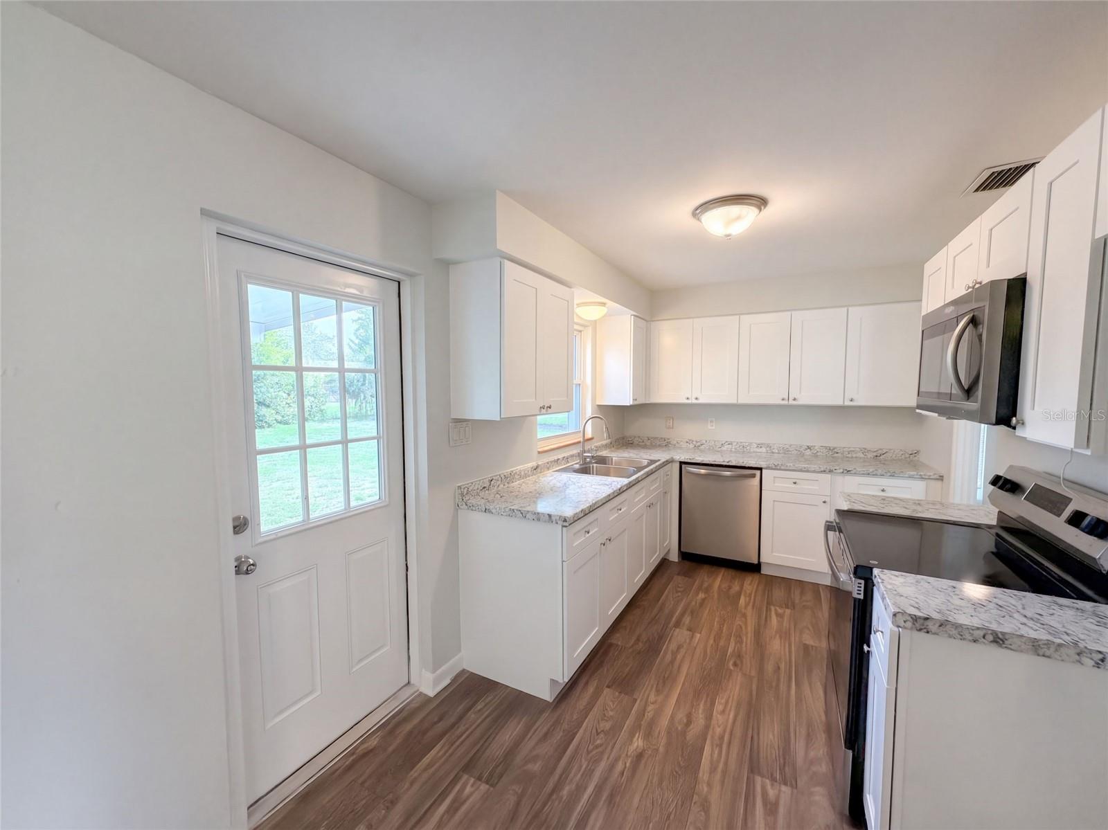 411 W SEMINOLE AVENUE, Eustis, FL 32726