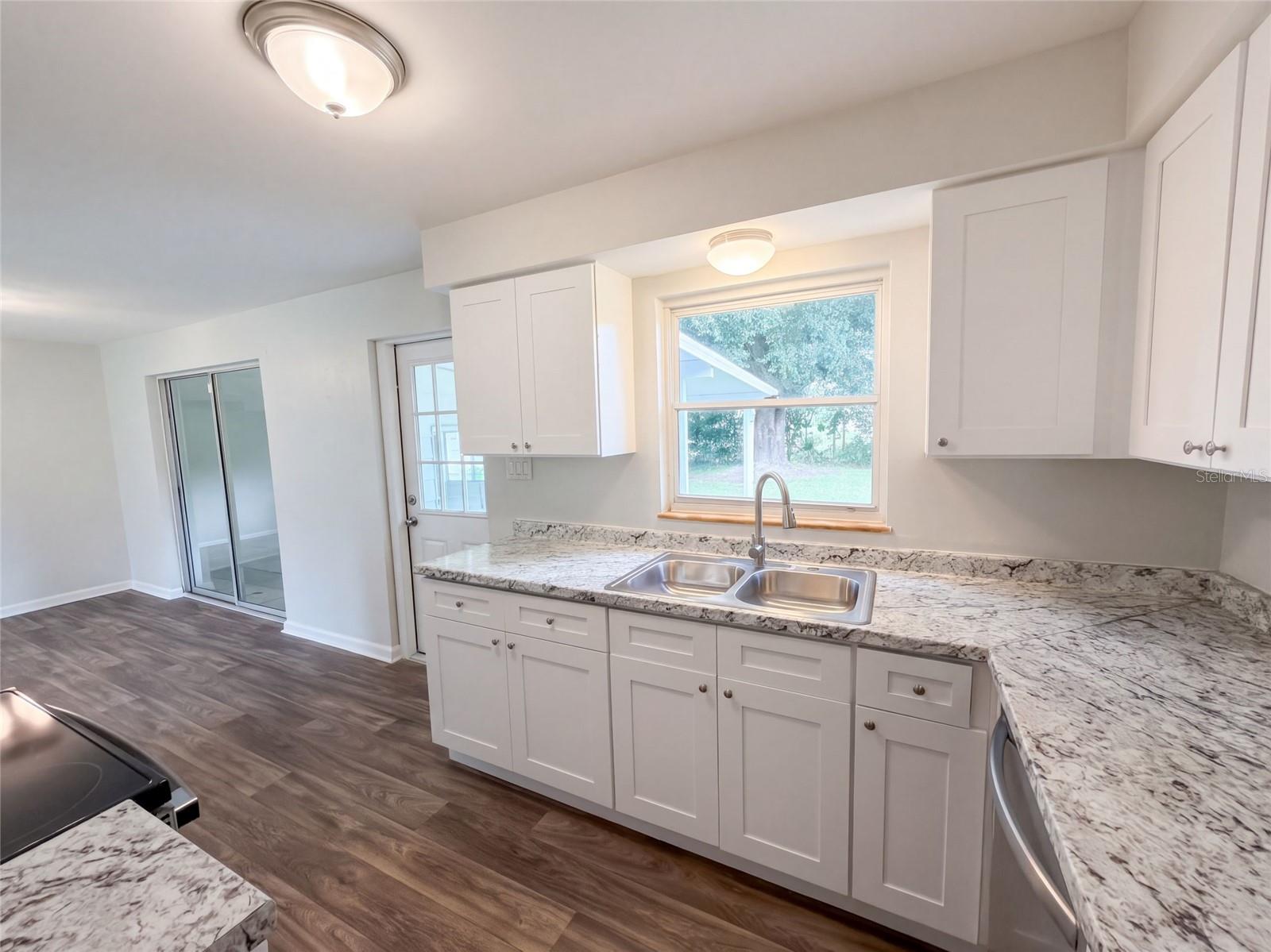 411 W SEMINOLE AVENUE, Eustis, FL 32726
