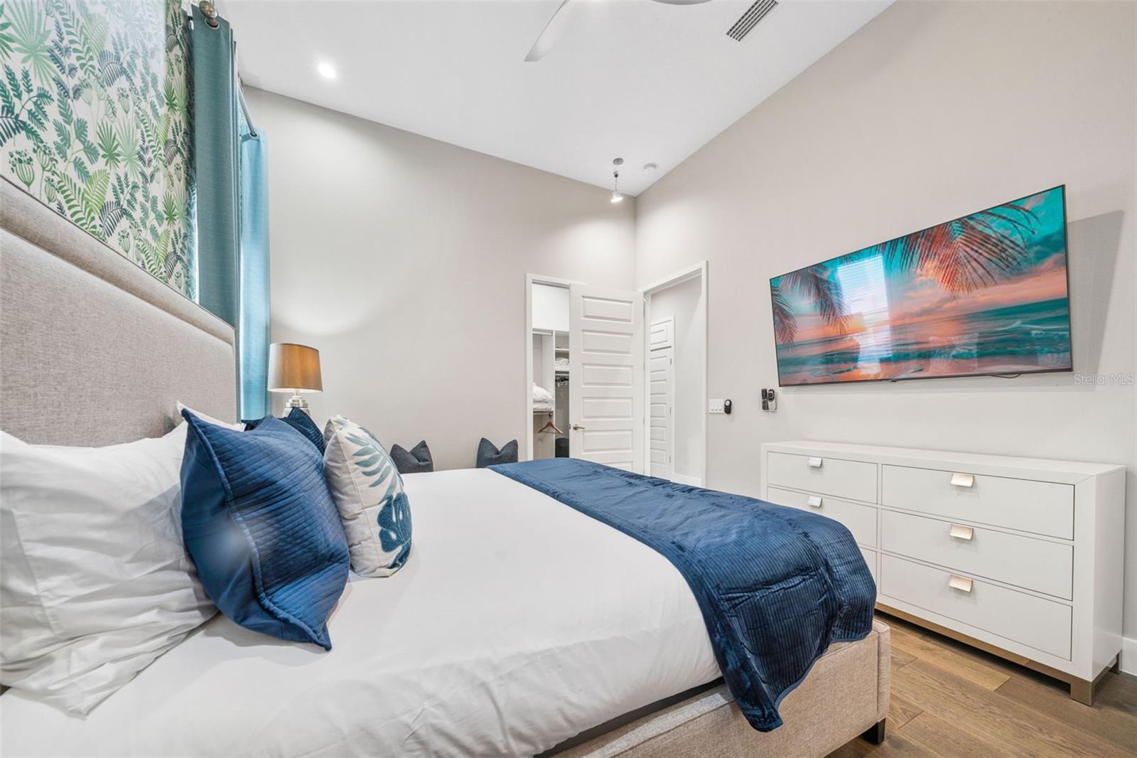 1st floor guest room
