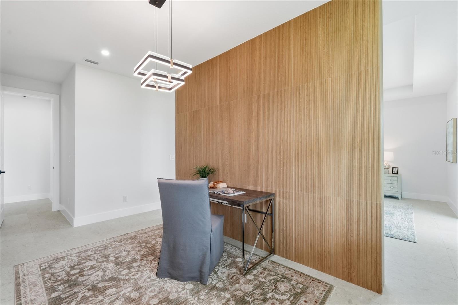 Sitting area or office area in primary bedroom