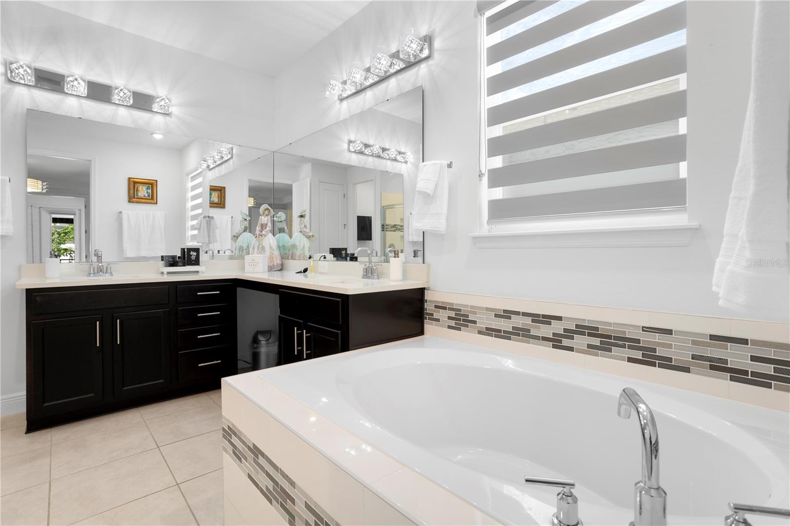 Dual sinks and soaker tub