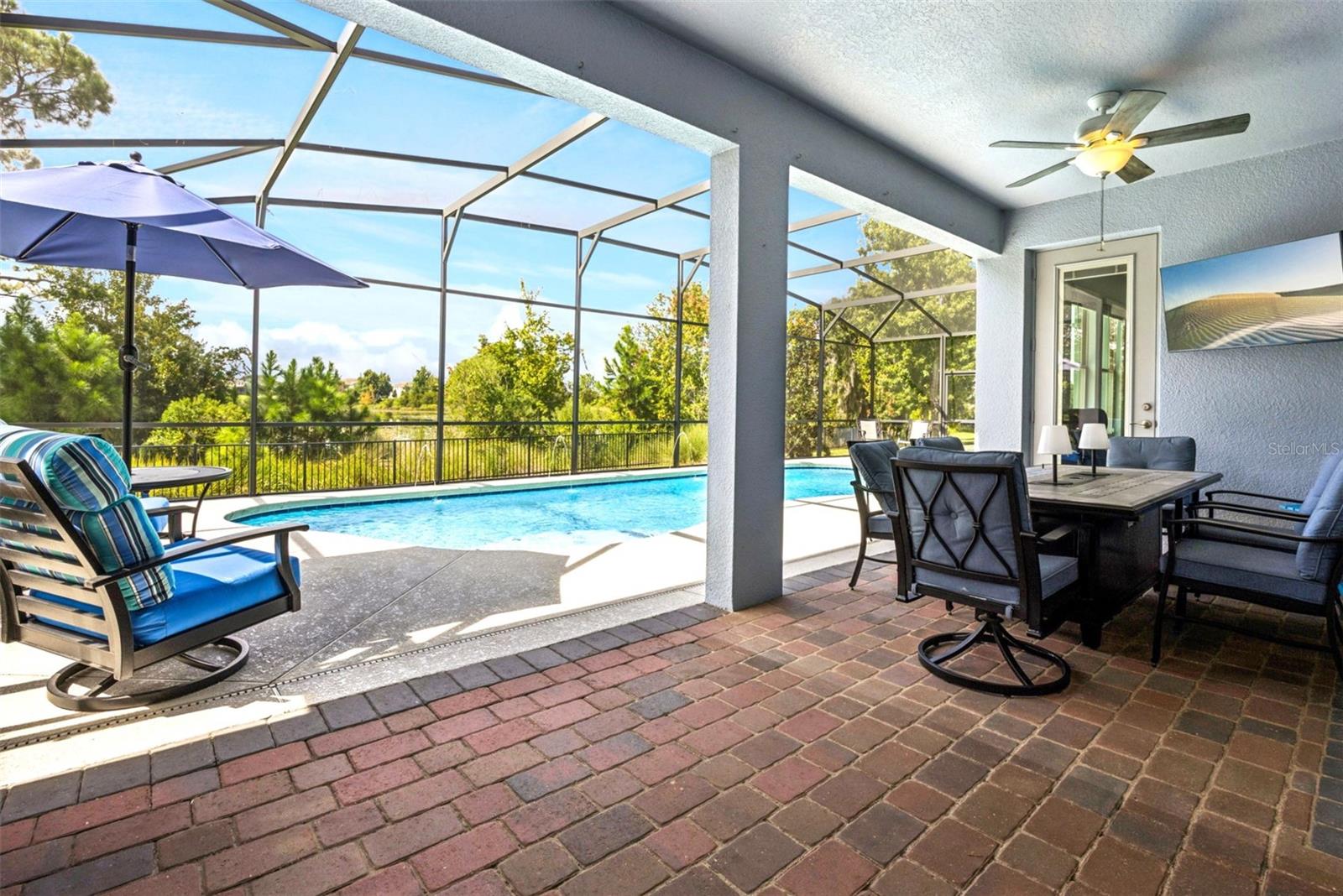 LARGE Covered Patio space