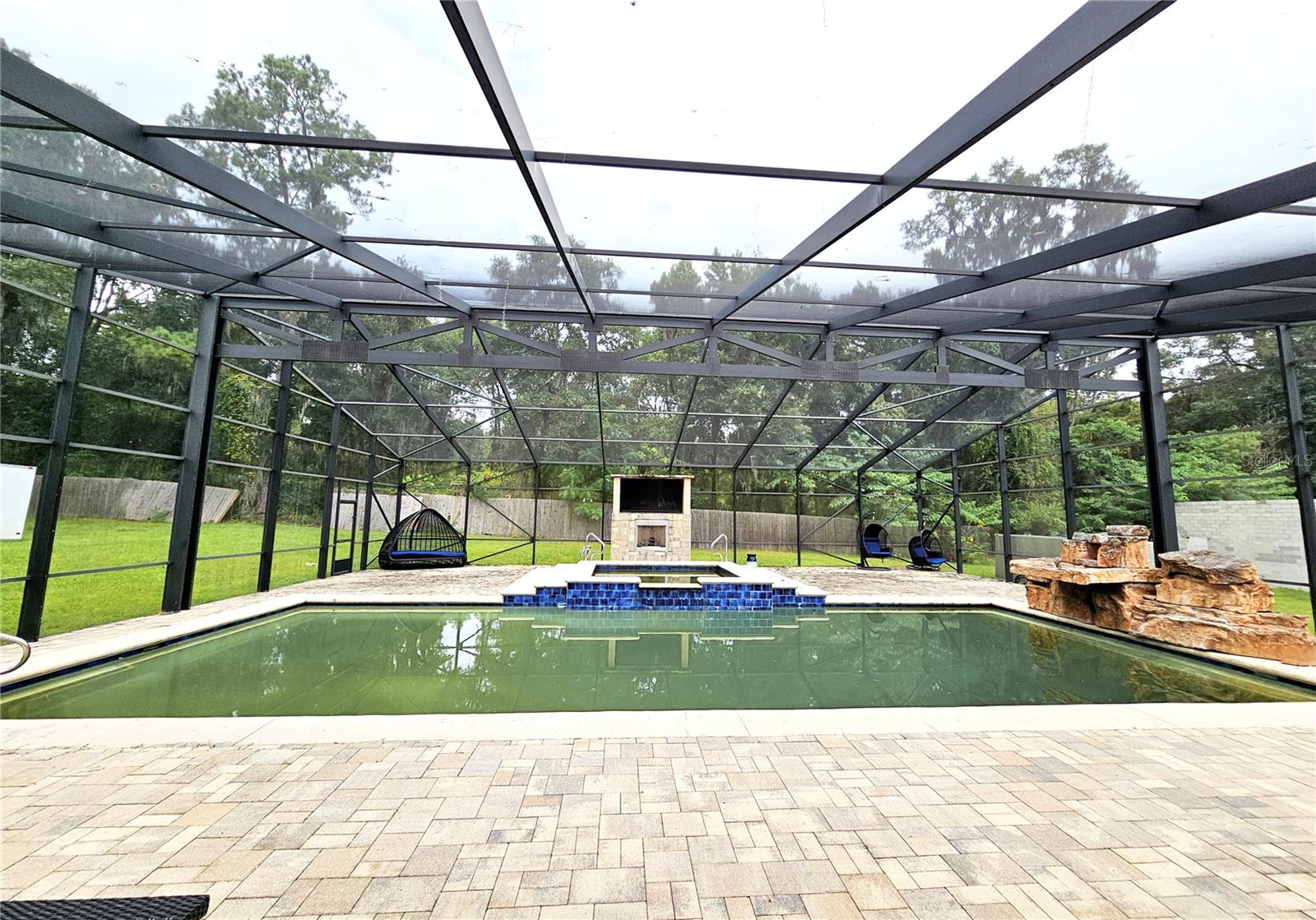 pool_jacuzzi_water feature_flatscreen tv_ fireplace