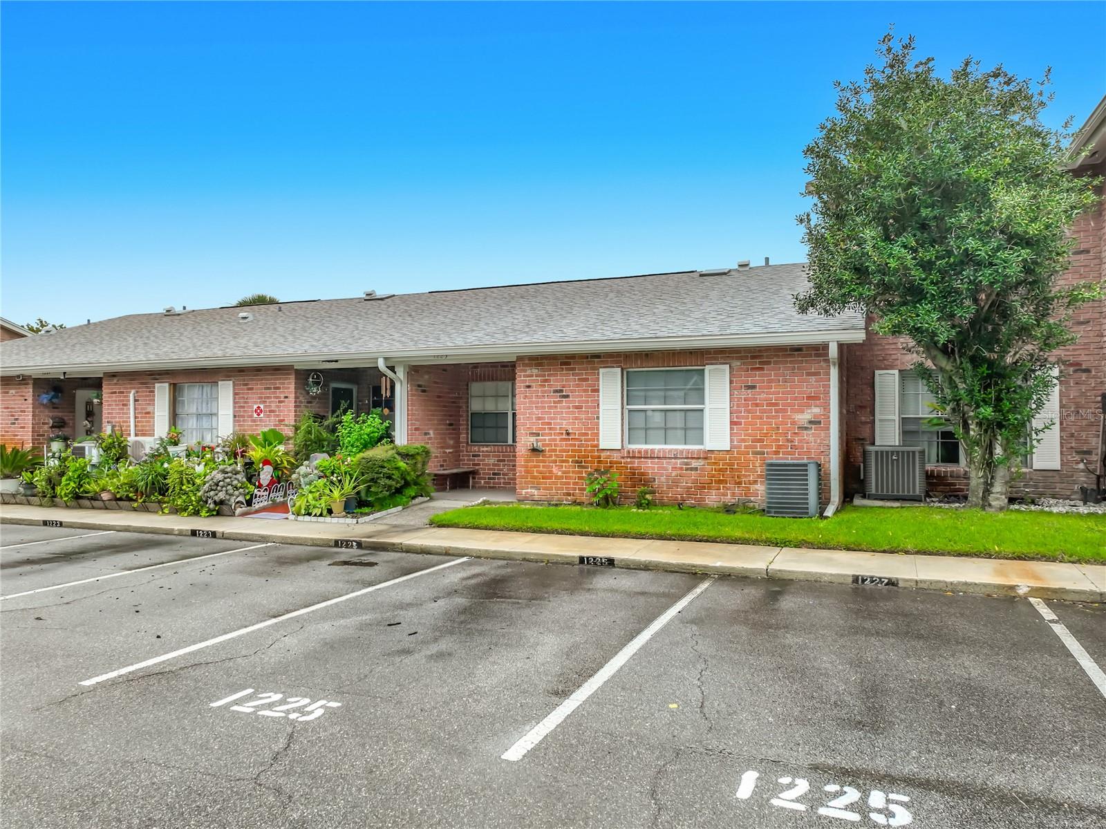 Welcome to 1225 Carriage Ln in the conveniently located Candlewyck East community. Welcome to 1225 Carriage Ln in the conveniently located Candlewyck East community.