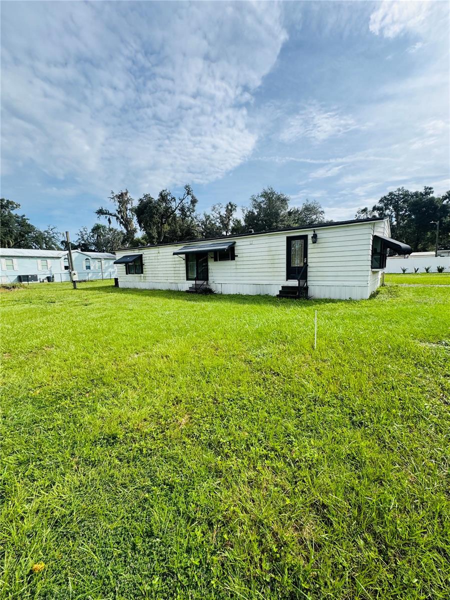 Front exterior/yard view