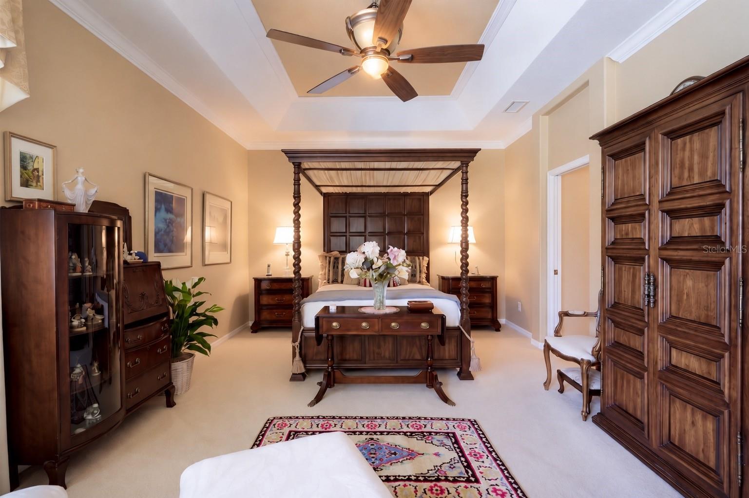 STUNNING OVERSIZED PRIMARY BEDROOM FEATURING SOARING CEILINGS, AN EXPANSIVE PRIVATE SITTING AREA, AND BEAUTIFUL VIEWS OF THE SPARKLING POOL AND LUSH OUTDOOR SURROUNDINGS! STUNNING OVERSIZED PRIMARY BEDROOM FEATURING SOARING CEILINGS, AN EXPANSIVE PRIVATE SITTING AREA, AND BEAUTIFUL VIEWS OF THE SPARKLING POOL AND LUSH OUTDOOR SURROUNDINGS!