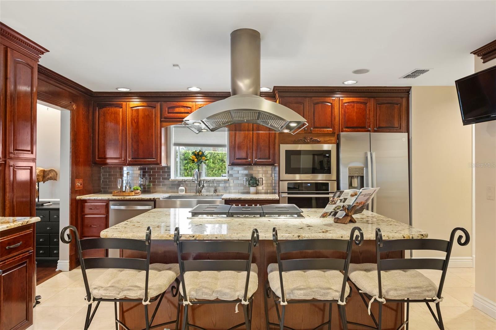 Kitchen & Breakfast Bar