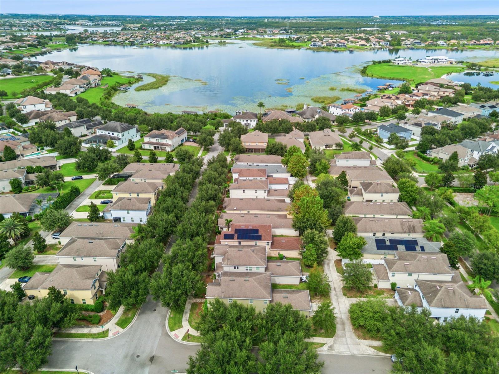 Enjoy the Lakes & Park areas of Horizon West
