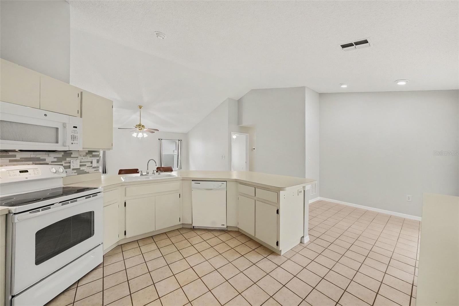 907 BRITTANY PARK BOULEVARD, Tarpon Springs, FL 34689