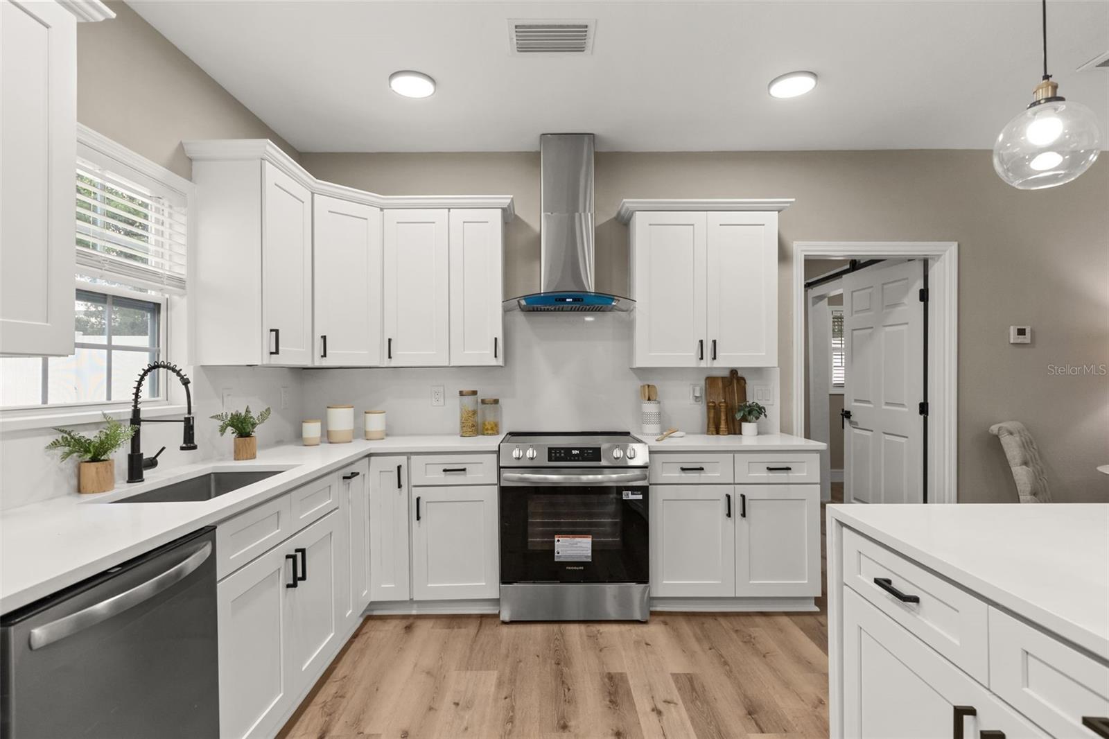 15 E LAUREL STREET, Apopka, FL 32703