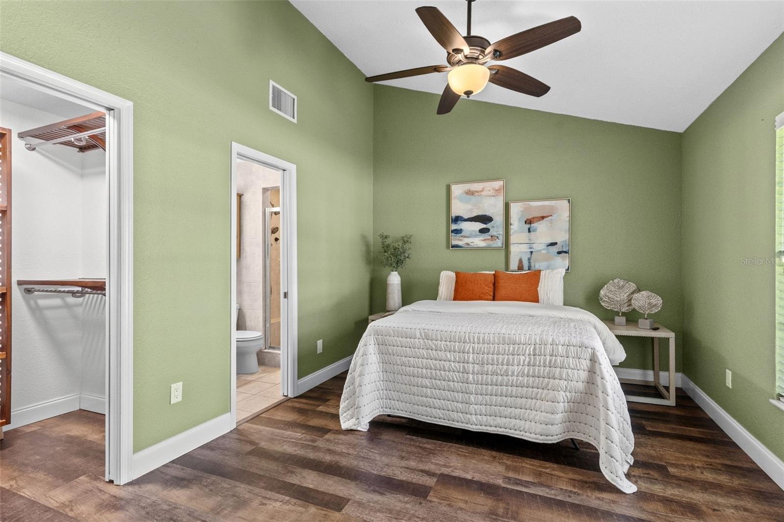 Primary suite, walk in closet, en-suite bath