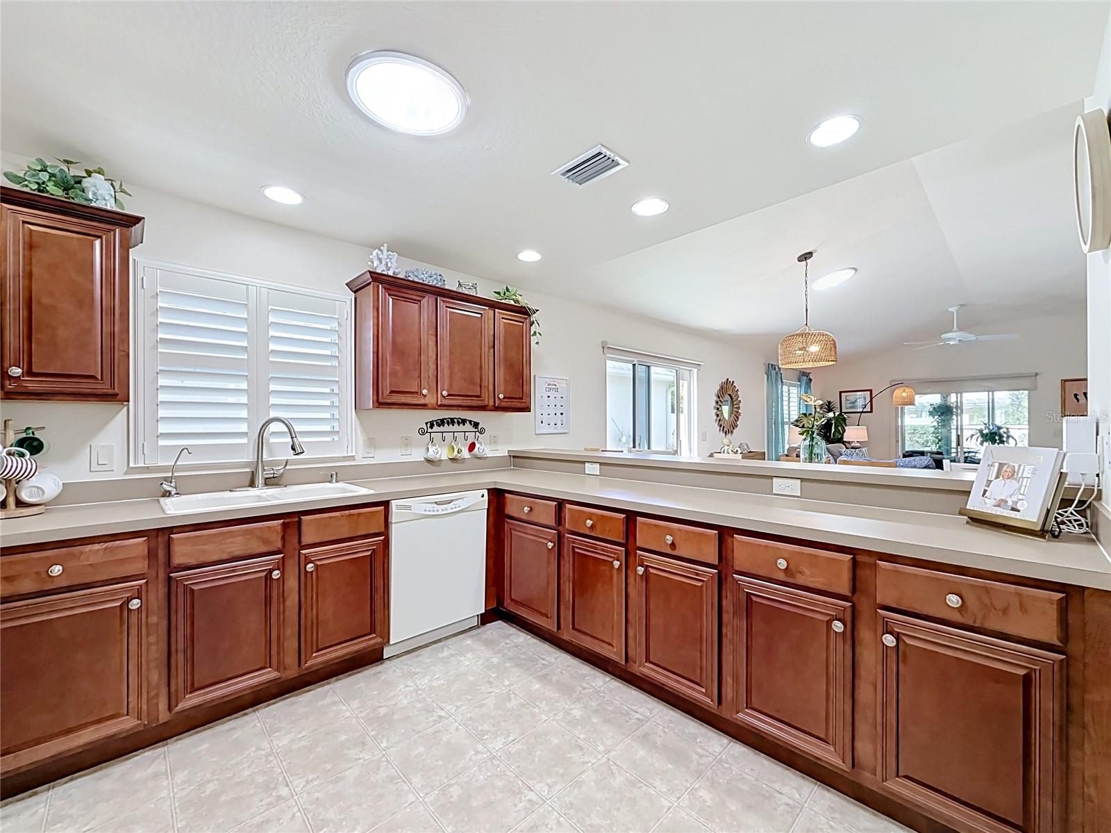 2001 ALTAMONTE WAY, The Villages, FL 32162 2001 ALTAMONTE WAY, The Villages, FL 32162