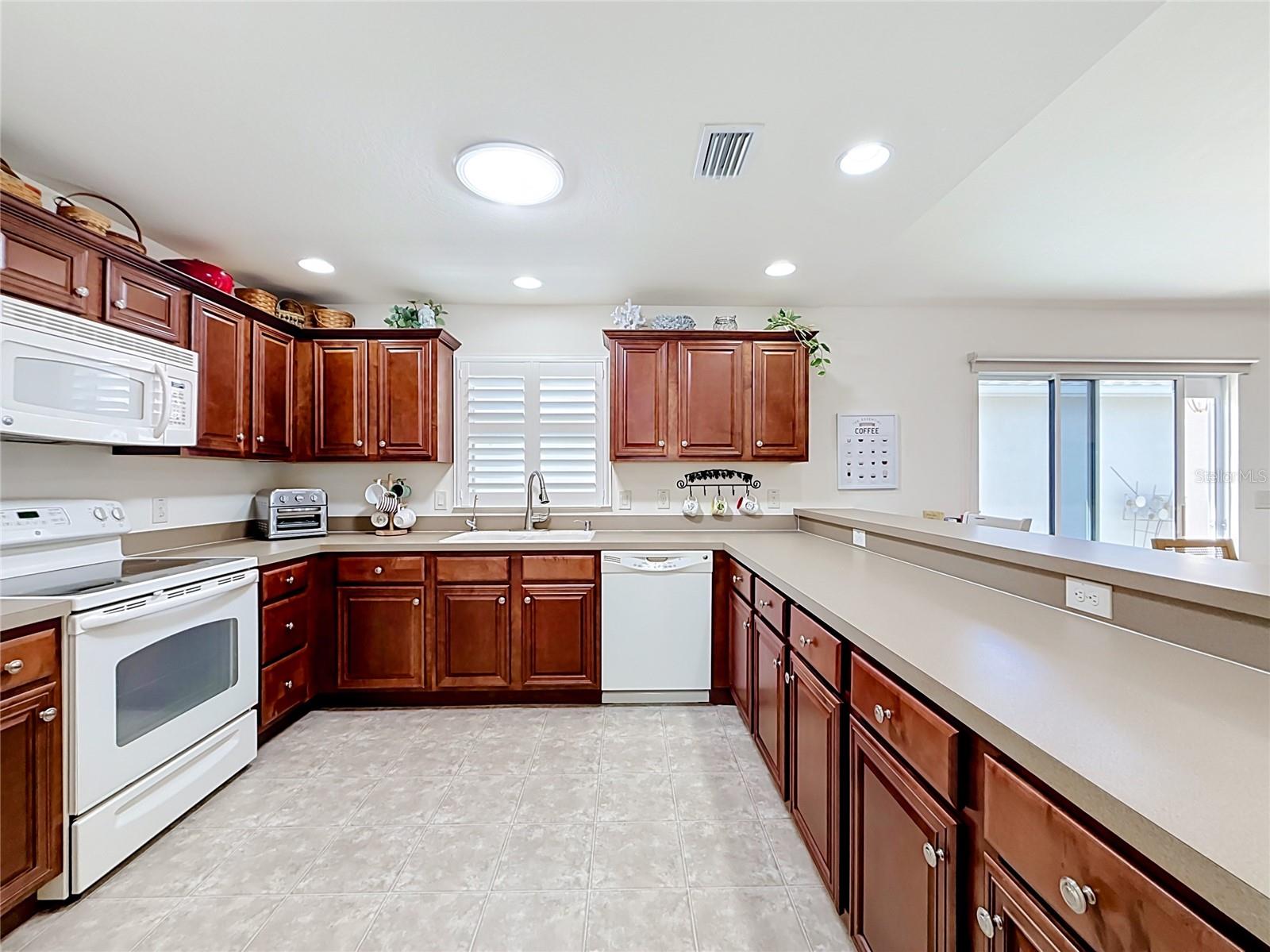 2001 ALTAMONTE WAY, The Villages, FL 32162 2001 ALTAMONTE WAY, The Villages, FL 32162