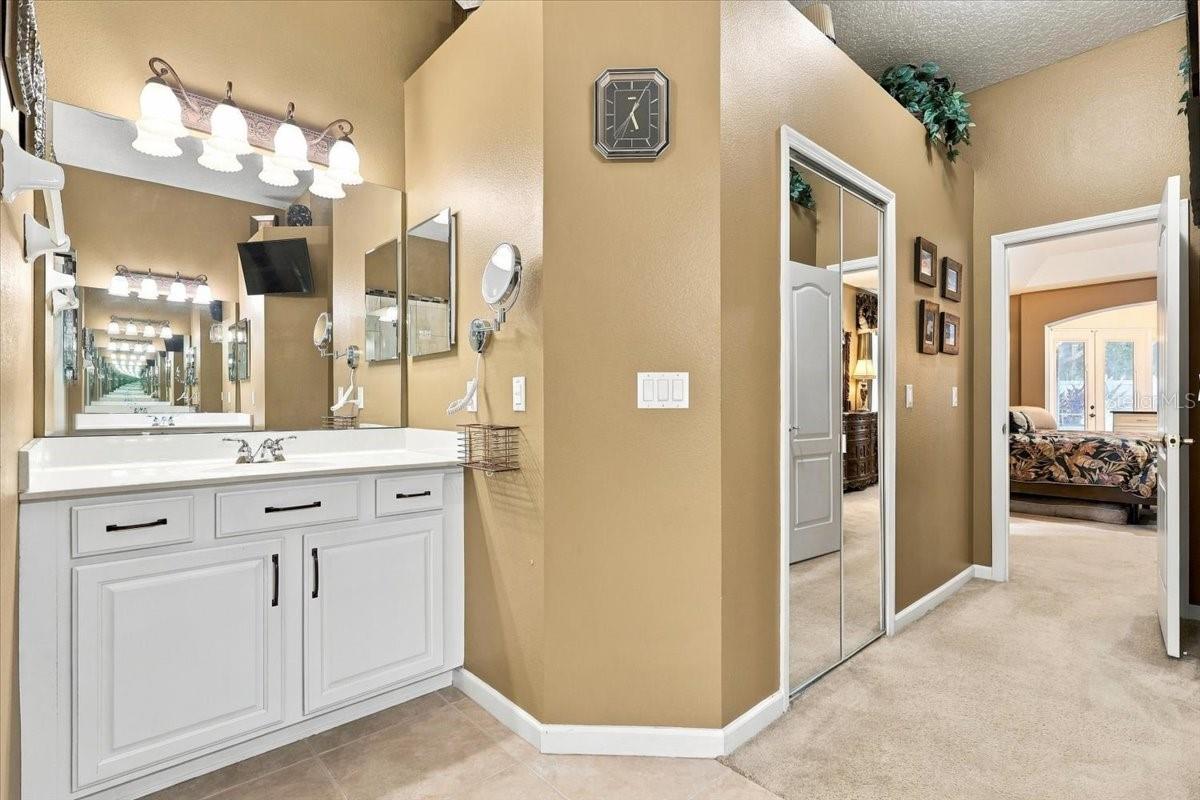 Primary en-suite bath.