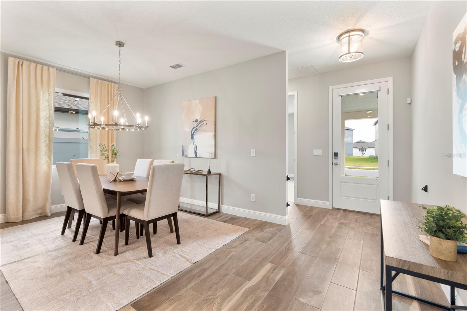 FOYER / DINING ROOM