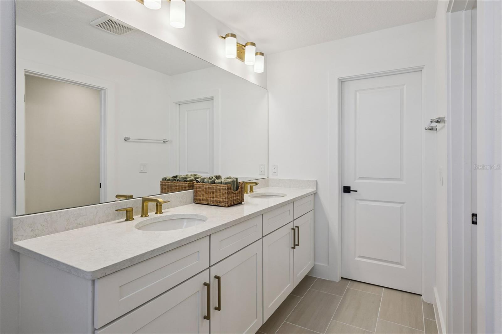 Primary en suite bathroom