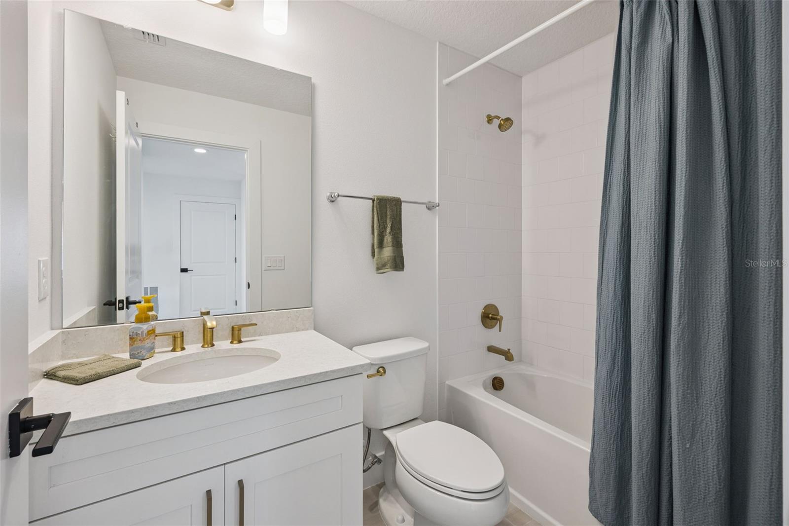 Full Bathroom upstairs