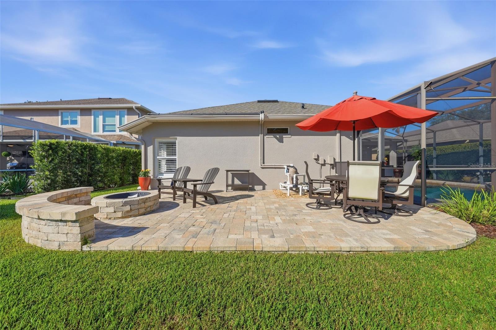 PAVER PATIO WITH BUILT IN SEATING AND FIRE PIT