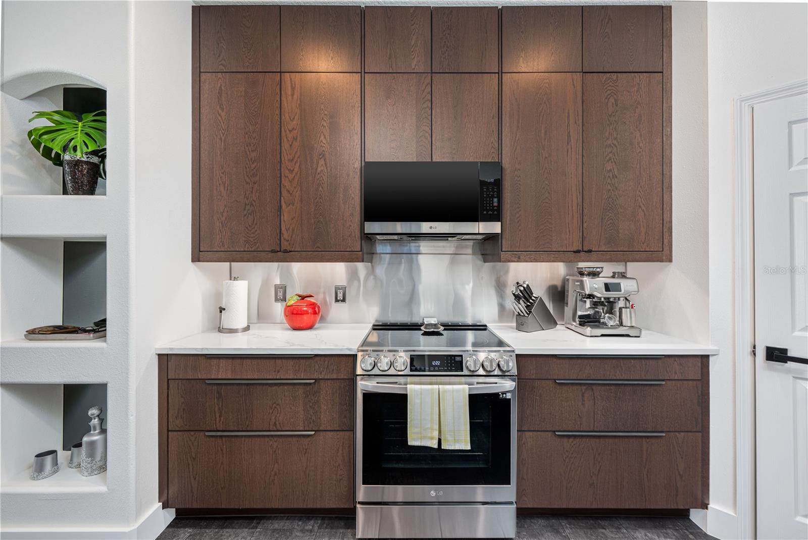 Fantastic stainless backsplash!