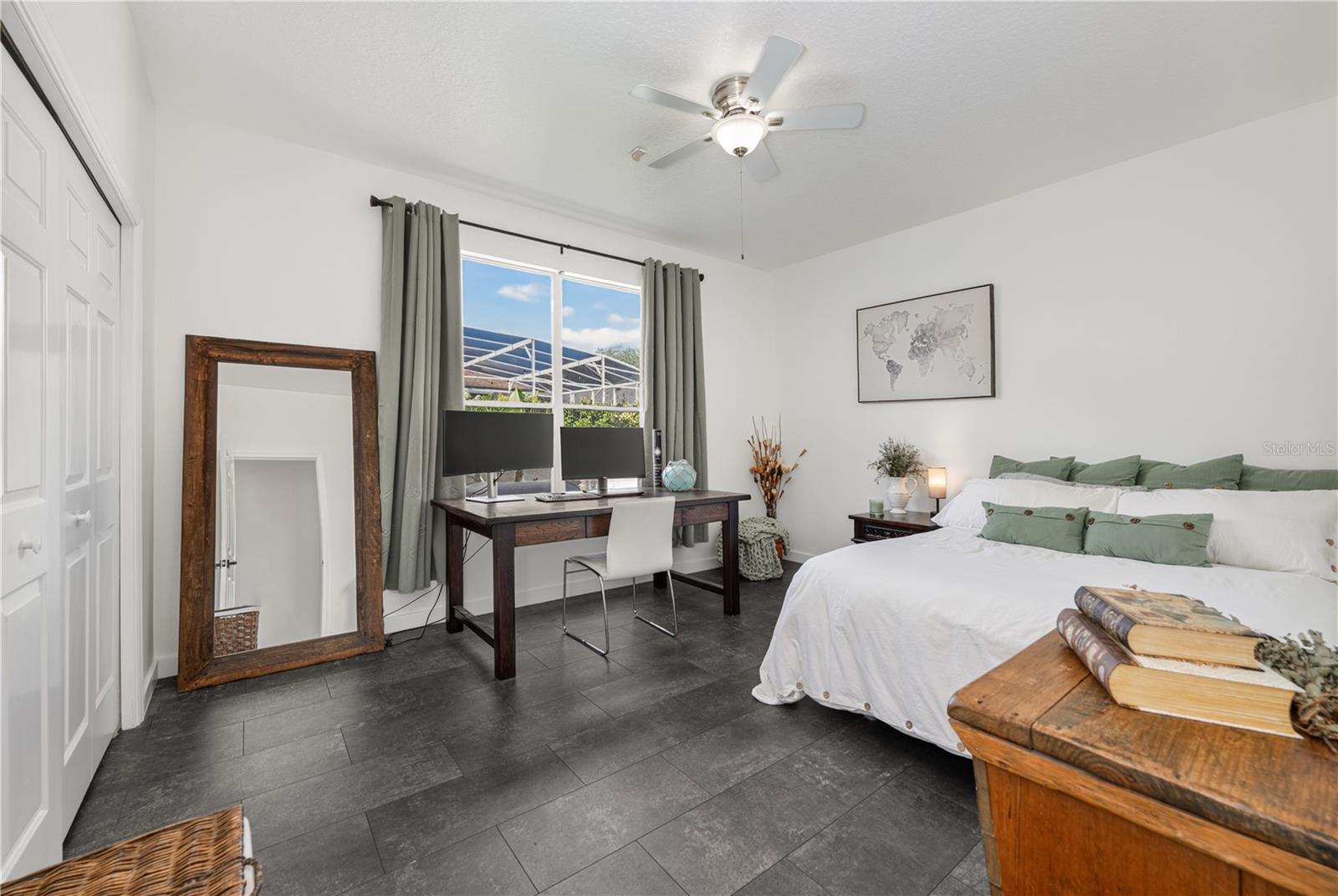 Split bedroom floor plan.