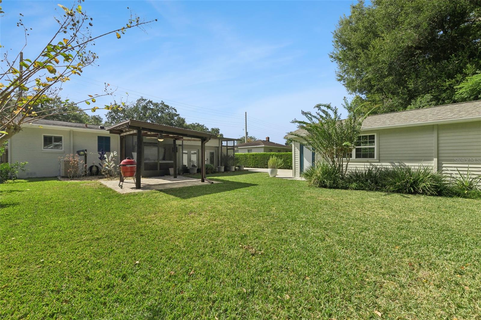 Yes!  There is a lot of green grass space in this backyard !