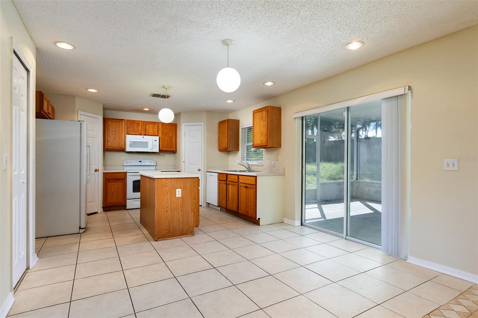 KITCHEN DINETTE AREA