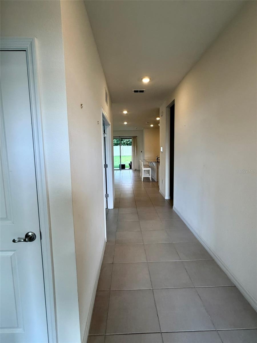 View from the entrance towards the living room and the Lanei.