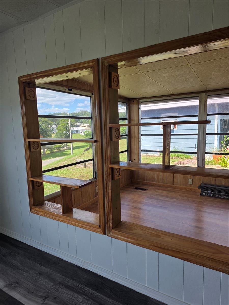 Open Shelves into Florida Room