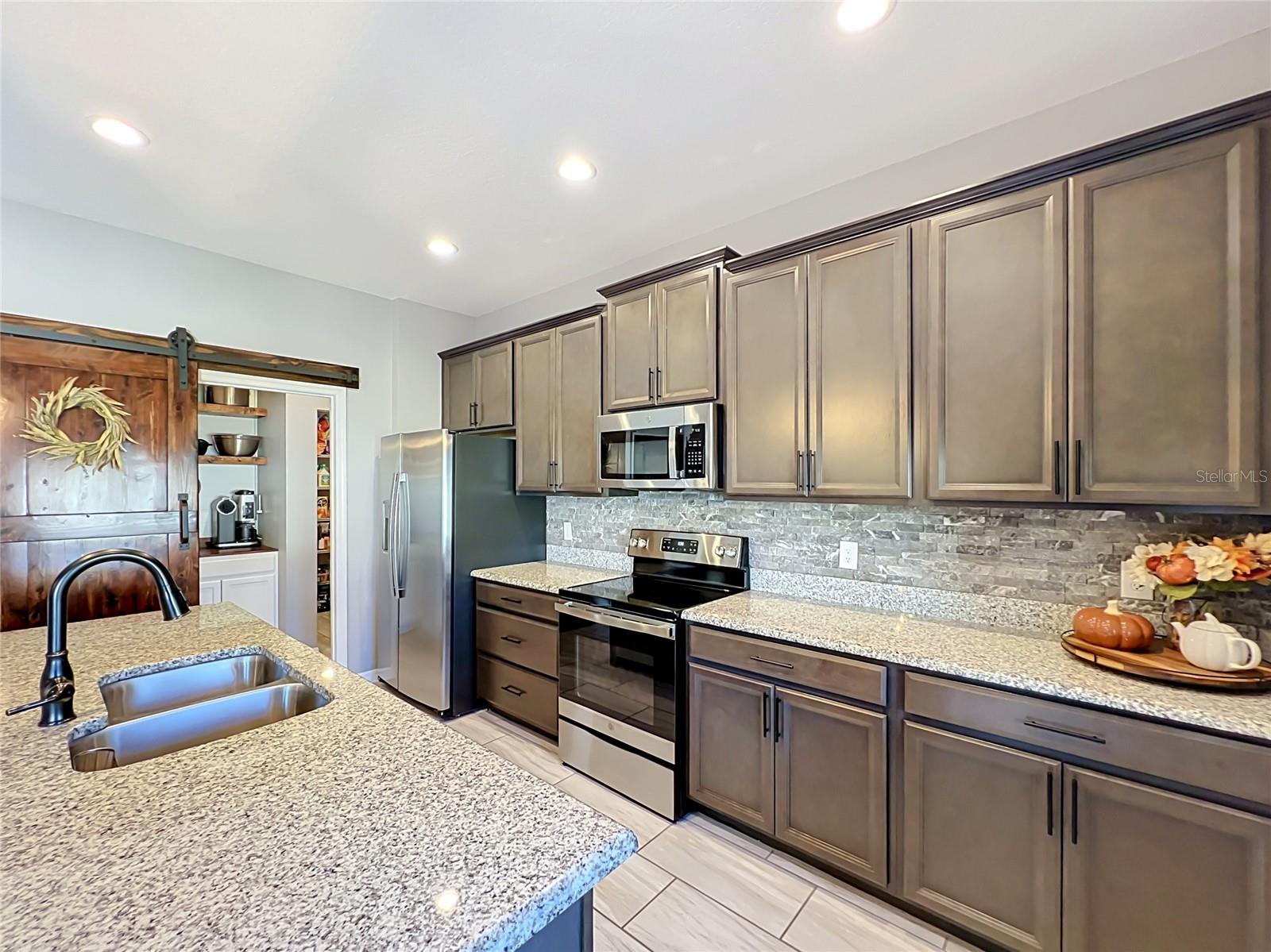 9389 LA SALLE STREET, Groveland, FL 34736