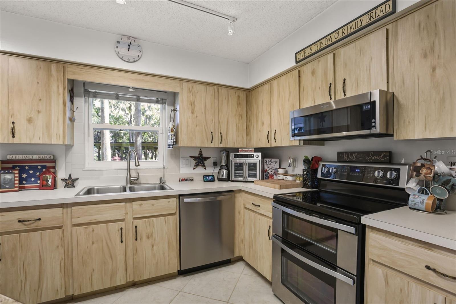1080 FOREST DRIVE, Tavares, FL 32778