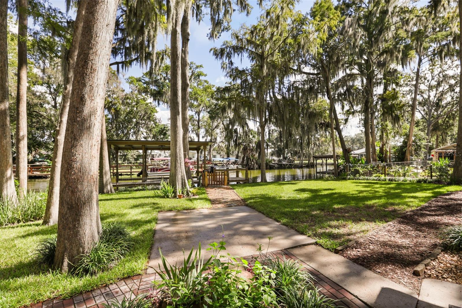 1080 FOREST DRIVE, Tavares, FL 32778
