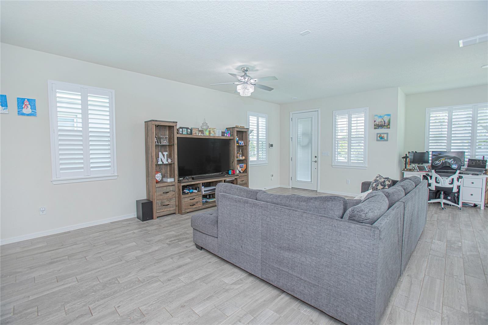 Living Room/ Family Room Living Room/ Family Room