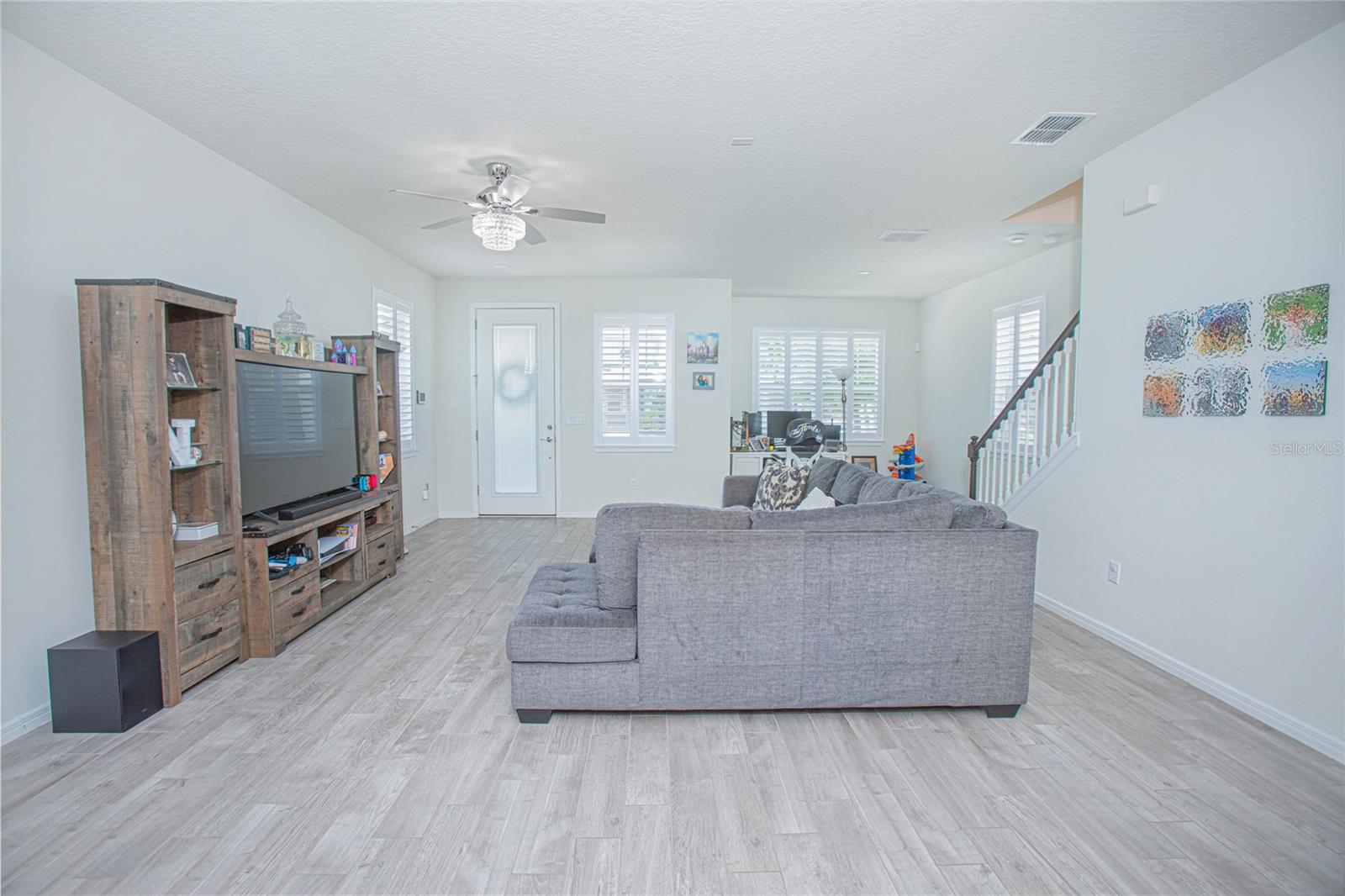 Living Room/Family Room Living Room/Family Room
