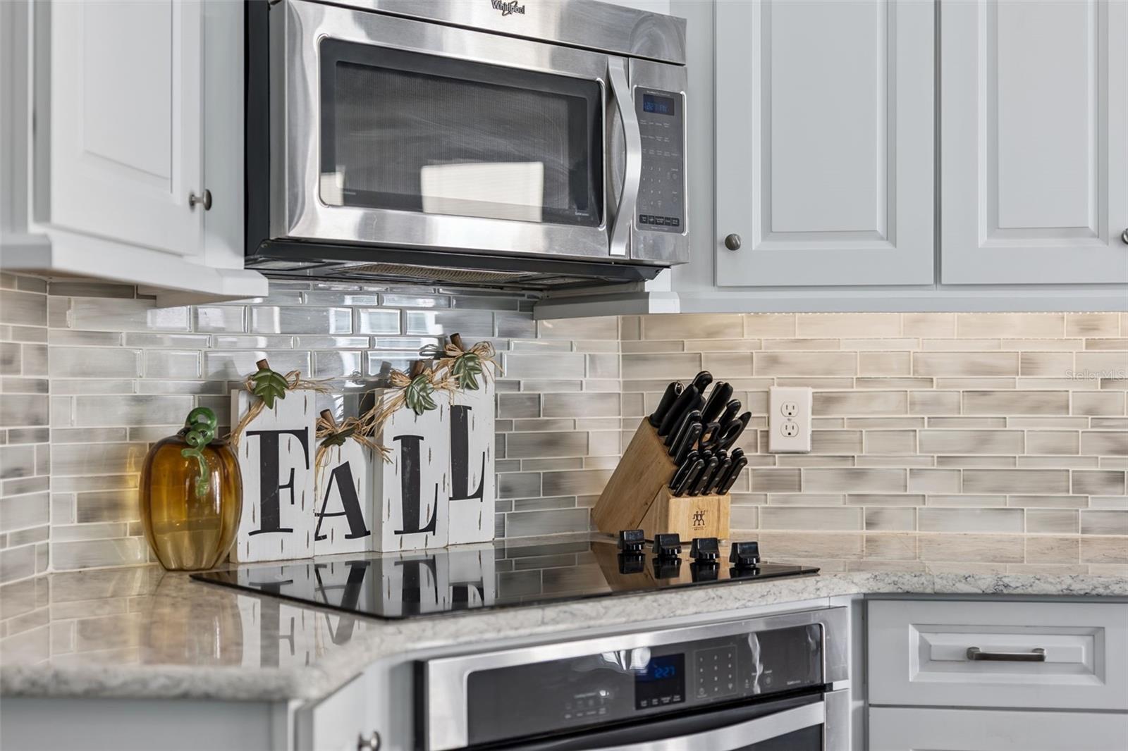 Kitchen with upgraded cooktop and backsplash