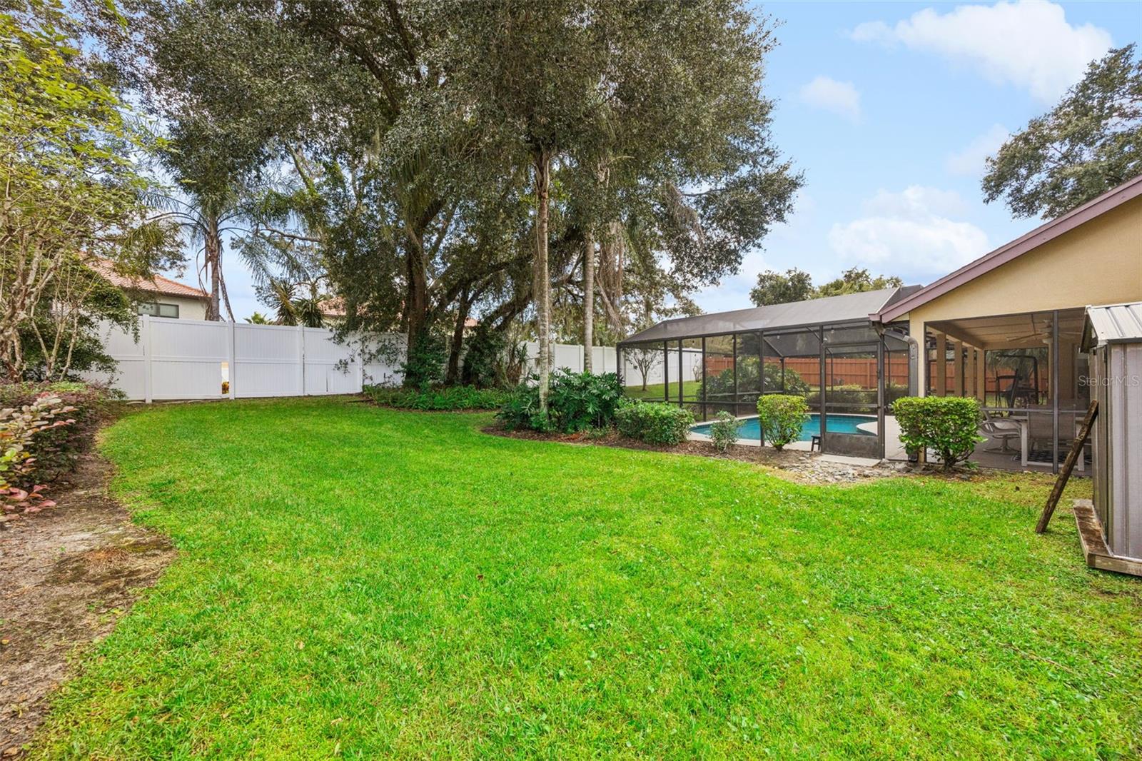 1505 Grassy Ridge Ln - tons of room to play and enjoy the Florida sunshine