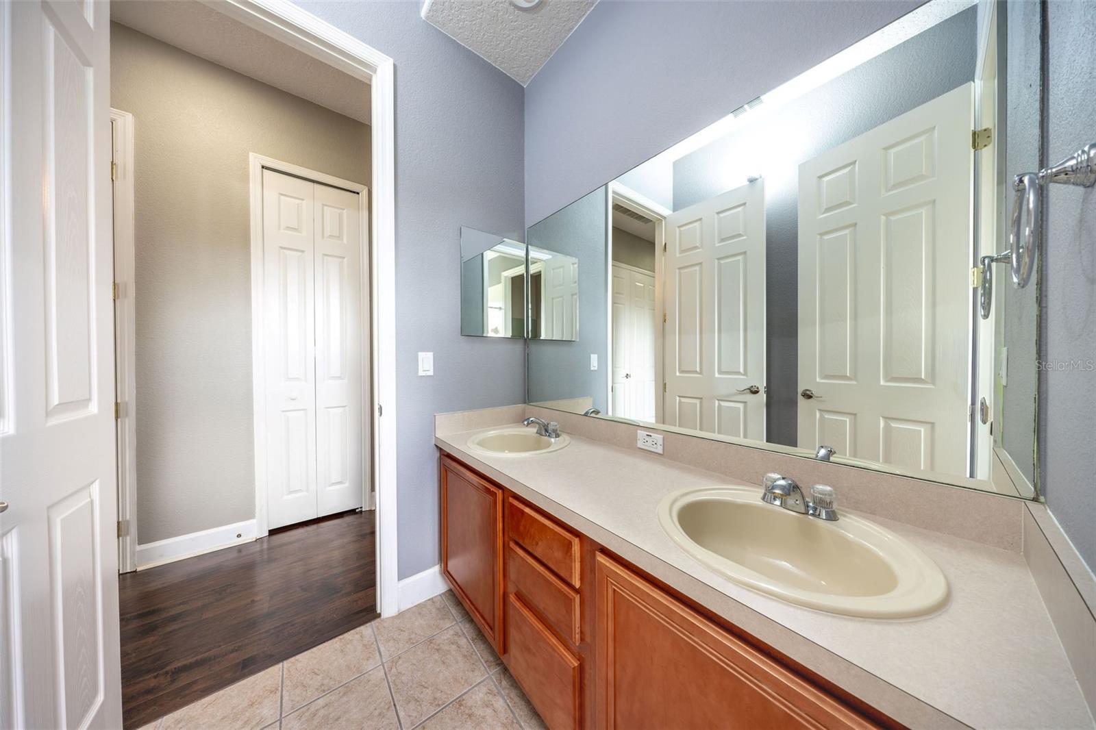 Upstairs jack-n-jill bathroom