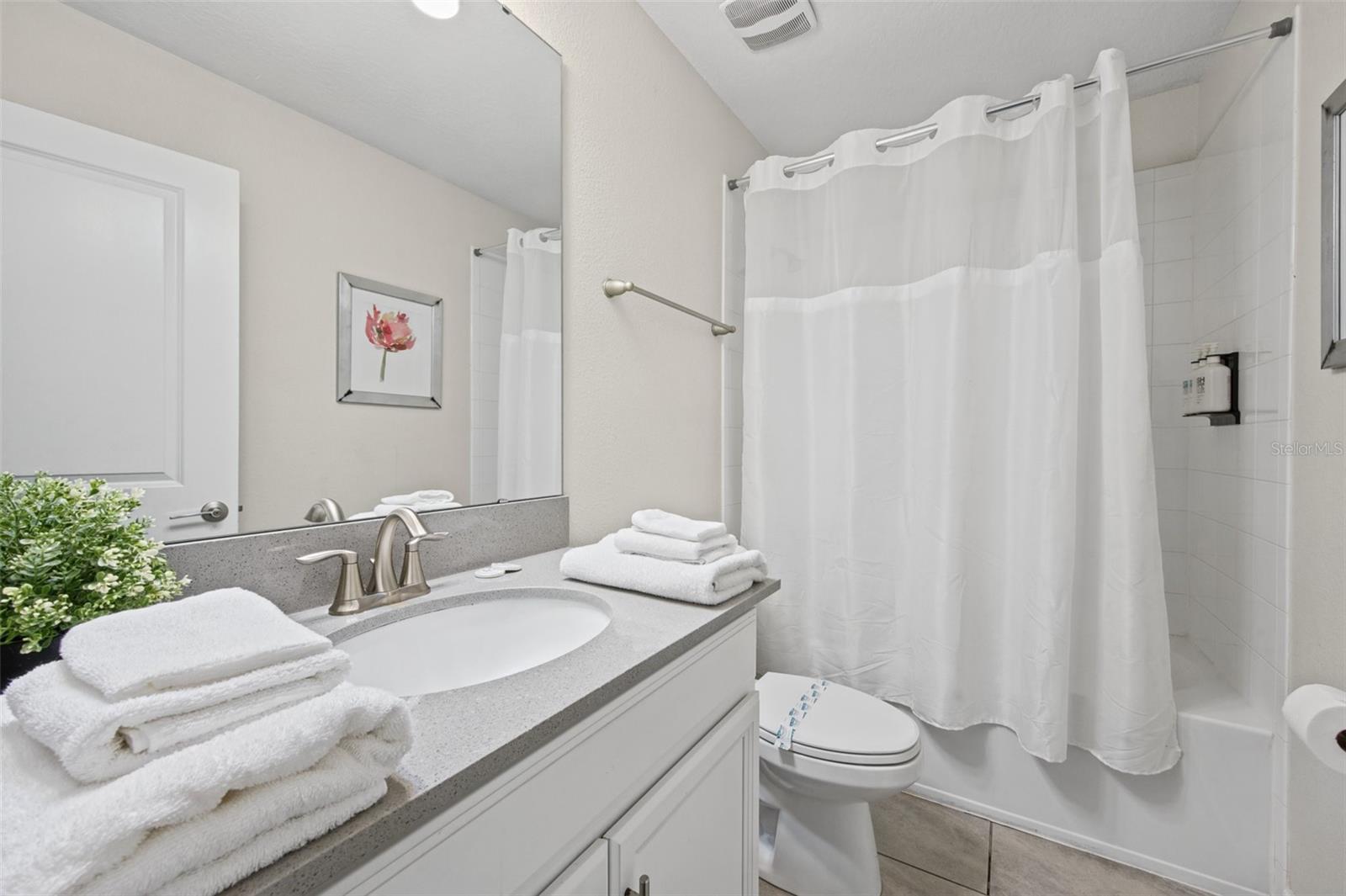 Bathroom with tub/shower
