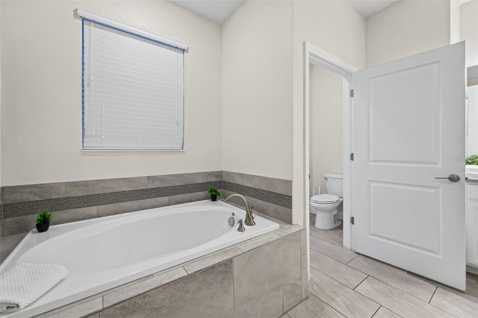 Soaking tub