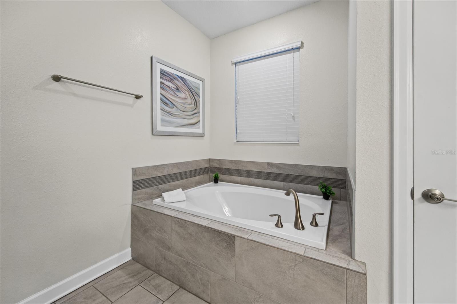 Soaking tub